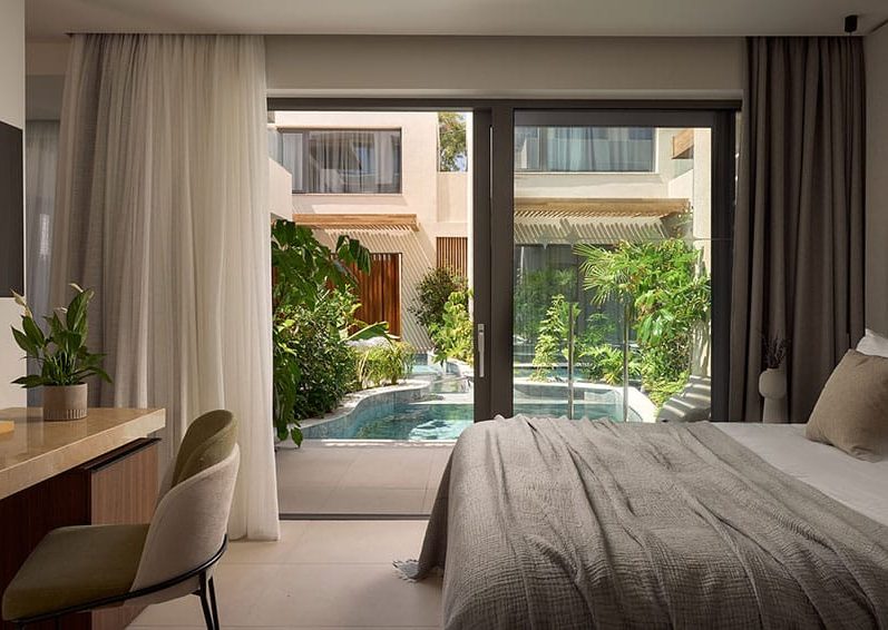 Luxury-Suite-with-Heated-Swim-Up-Pool2